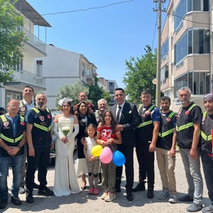 💍 2025 #AileYılı kapsamında; “Evlenecek Gençlerin Desteklenmesi Projesi” doğrultusunda Başvurusu Onaylanan Özlem & Alper çiftimiz için, Paydaş Kurumlarımızın iş birliğiyle Temsili Konvoy Etkinliği Düzenlendi. - fotoğraf 3