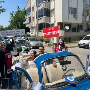 💍 2025 #AileYılı kapsamında; “Evlenecek Gençlerin Desteklenmesi Projesi” doğrultusunda Başvurusu Onaylanan Özlem & Alper çiftimiz için, Paydaş Kurumlarımızın iş birliğiyle Temsili Konvoy Etkinliği Düzenlendi. - fotoğraf 5