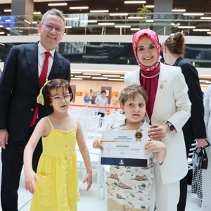 Bakanımız Göktaş, Başakşehir'de "Bizim Çınarlar Yaşam Merkezi"nin açılışı ile Engelsiz Yaşam Merkezi'nde düzenlenen sergiye katıldı - fotoğraf 10