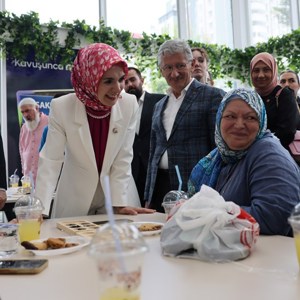 Bakanımız Göktaş, Başakşehir'de "Bizim Çınarlar Yaşam Merkezi"nin açılışı ile Engelsiz Yaşam Merkezi'nde düzenlenen sergiye katıldı - fotoğraf 4