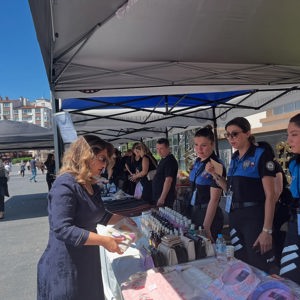 İl Müdürümüz Sayın Emine BÖÇKÜN, Balıkesir Emniyet Hizmetlerini Güçlendirme Derneği tarafından Düzenlenen Kermes Etkinliğine Katılım Sağlayarak Destek Verdi. - fotoğraf 1