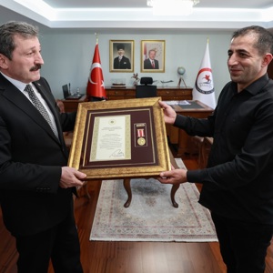 Kahraman Gazi Yalçın Tanrıverdi’ye Devlet Övünç Madalyası ve Beratı Takdim Edildi   - fotoğraf 2