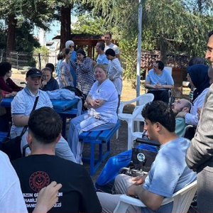 Özel Gereksinimli Bireyler Güneşli Hava ve Müziği Bir Araya Getirerek Eğlenceye Doydu. - fotoğraf 1