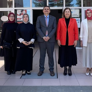 Kadem Genel Merkez Başkanı Dr. Canan Sarı, Trabzon Kadem İl Temsilcisi Elif Yükünç ve beraberindekiler İl Müdürümüz Dr. Hüseyin Mollaoğlu’na Ziyaret Gerçekleştirdi. - fotoğraf 2
