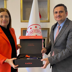 Kadem Genel Merkez Başkanı Dr. Canan Sarı, Trabzon Kadem İl Temsilcisi Elif Yükünç ve beraberindekiler İl Müdürümüz Dr. Hüseyin Mollaoğlu’na Ziyaret Gerçekleştirdi. - fotoğraf 1