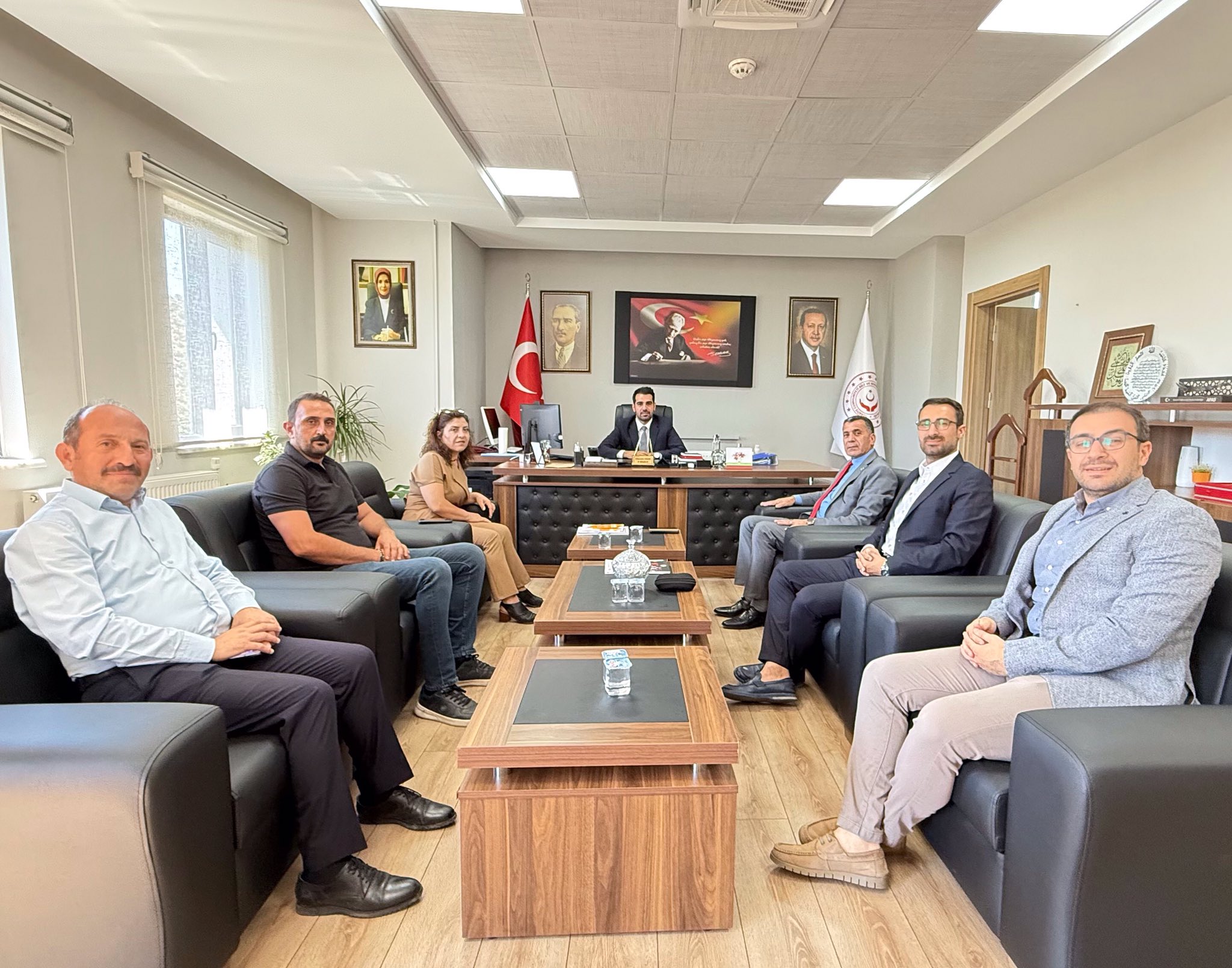 Gazi, Gazi ve Şehit Yakınları ile Vatansever Kamu Görevlileri Eğitim Sendikası Genel Başkanı Sn. Tayyip DALGIN ile Batman ilinden gelen Sn. Hayrettin Aygöl ve Sn. Ahmed Aygöl İl Müdürümüz Sn. Hüseyin Okan’ı ziyaret ettiler.