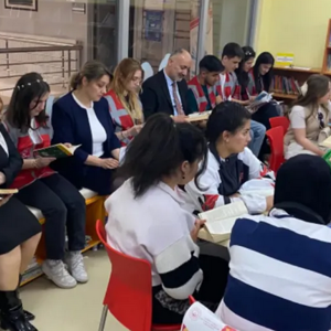 Ailemle Kütüphanede Okuyorum - fotoğraf 1