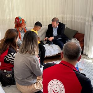 İl Müdürümüz Sayın Aydın POLAT, Kurban Bayramı münasebetiyle ebeveyn kaybı yaşamış çocuklarımızı hanelerinde ziyaret ederek bayramlarını kutladı. - fotoğraf 1