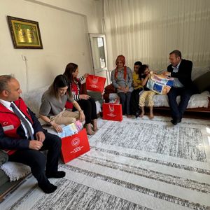 İl Müdürümüz Sayın Aydın POLAT, Kurban Bayramı münasebetiyle ebeveyn kaybı yaşamış çocuklarımızı hanelerinde ziyaret ederek bayramlarını kutladı. - fotoğraf 5