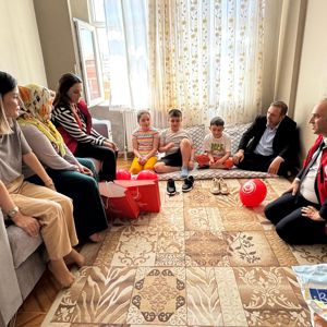 İl Müdürümüz Sayın Aydın POLAT, Kurban Bayramı münasebetiyle ebeveyn kaybı yaşamış çocuklarımızı hanelerinde ziyaret ederek bayramlarını kutladı. - fotoğraf 14
