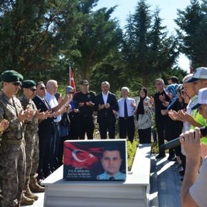 Şehit Polis Memur Serhan Alışkan Kabri Başında Anıldı.	 - fotoğraf 1