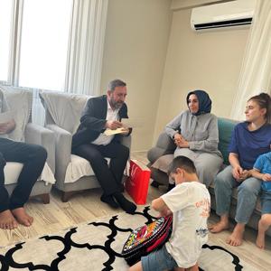 İl Müdürümüz Sayın Aydın POLAT, AK Parti İl Başkan Yardımcımız Sayın Rümeysa Yücedağ ile birlikte, 30 Haziran Koruyucu Aile Günü kapsamında kıymetli koruyucu ailelerimizi evlerinde ziyaret etti. - fotoğraf 1