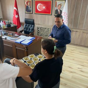Çocuklarımız İl Müdürümüze Aşure İkram Etti. - fotoğraf 4