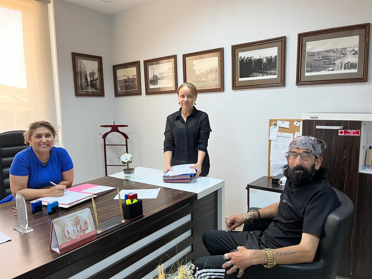  2025 #AileYılı kapsamında; Karesi Yaşlı Bakım ve Rehabilitasyon Merkezi Sakinlerimizden Kıymetli İmdat Amcamız, İl Müdürümüz Sayın Emine BÖÇKÜN’ü Makamında Ziyaret Etti.