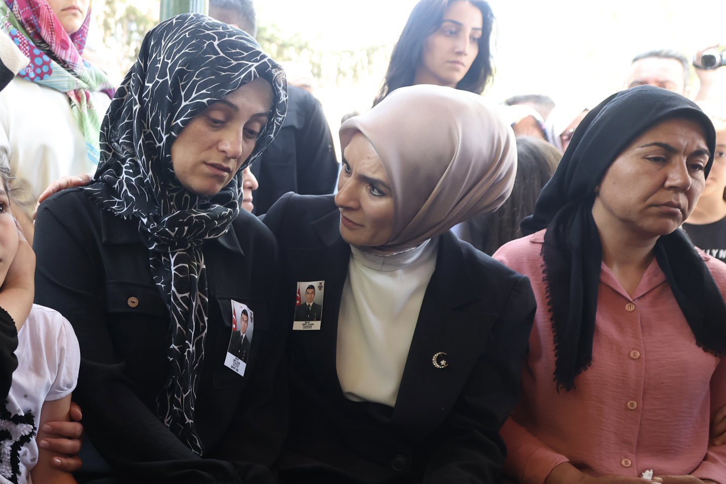 Bakanımız Sayın Mahinur Özdemir Göktaş, Pençe-Kilit Harekât Bölgesinde Şehit Olan Kahraman Mehmetçiklerimizden Ümit Üzüm’ün Kayseri’deki Cenaze Törenine Katıldı - fotoğraf 1