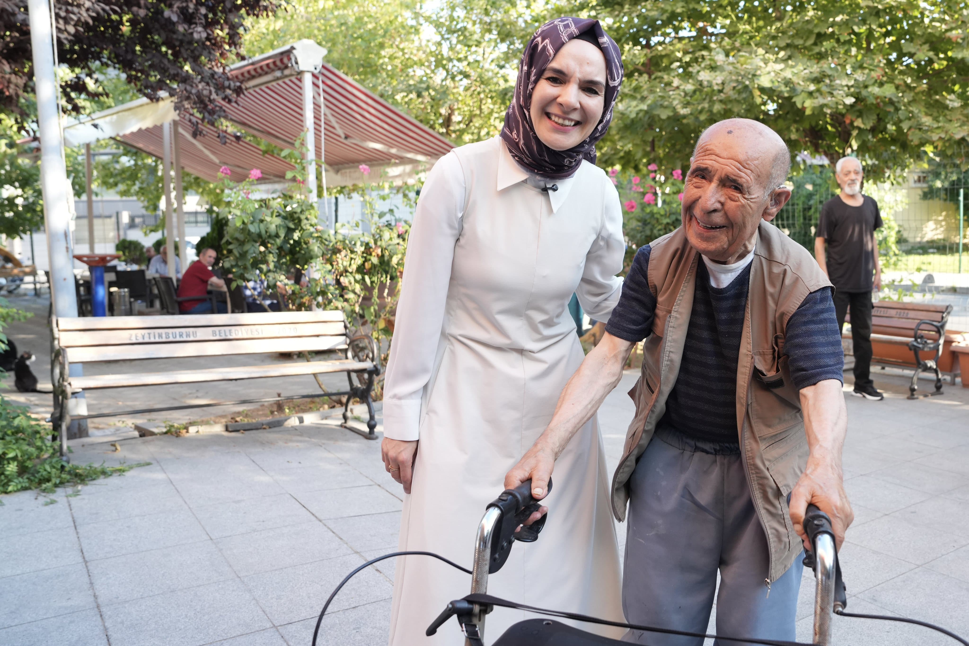 Bakanımız Sn. Mahinur ÖZDEMİR GÖKTAŞ, Zeytinburnu Semiha Şakir Huzurevi’nde Kıymetli Büyüklerimizi Ziyaret Etmiştir