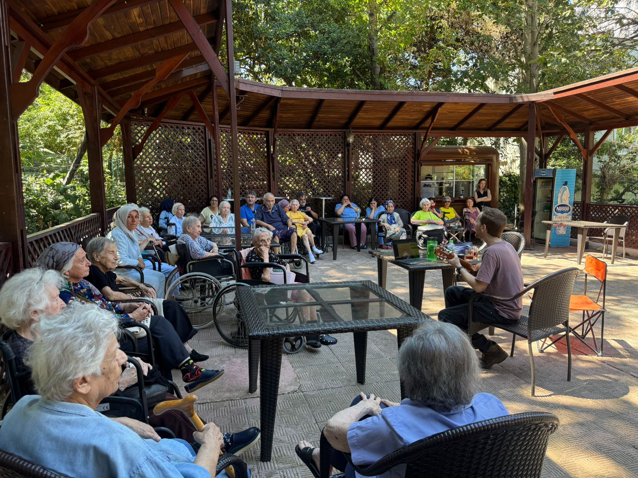 İl Müdürlüğümüze Bağlı Kuruluşumuz Etiler Huzurevi Sakinlerimiz, Avustralyalı Müzik Eğitmeni ile Müzikli Terapi Gerçekleştirdi