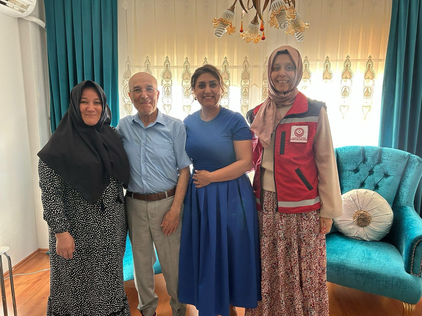 2025 #AileYılı kapsamında; 15 Temmuz Demokrasi ve Millî Birlik Günü vesilesiyle İl Müdürümüz Sayın Emine BÖÇKÜN, 15 Temmuz Şehidimiz Mahmut EREN’in Kıymetli Ailesine Hane Ziyareti Gerçekleştirdi.