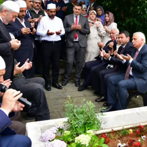 TBMM Önünde Şehit Edilen Sedat Kaplan’ın, Yomra Oymalı Mahallesi’nde Bulunan Kabrini Ziyaret - fotoğraf 1