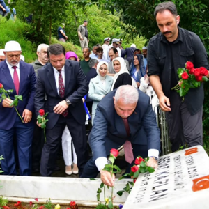 TBMM Önünde Şehit Edilen Sedat Kaplan’ın, Yomra Oymalı Mahallesi’nde Bulunan Kabrini Ziyaret - fotoğraf 2