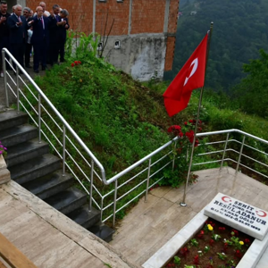 TBMM Önünde Şehit Edilen Sedat Kaplan’ın, Yomra Oymalı Mahallesi’nde Bulunan Kabrini Ziyaret - fotoğraf 6