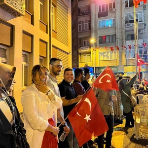 2025 #AileYılı kapsamında;15 Temmuz Demokrasi ve Millî Birlik Günü vesilesiyle, Valiliğimiz himayesinde düzenlenen anma programına, İl Müdürümüz Sayın Emine BÖÇKÜN ve Balıkesir Aile ve Sosyal Hizmetler İl Müdürlüğü ailesi olarak katılım sağladık. - fotoğraf 4