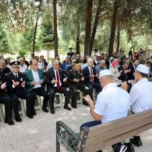 15 Temmuz Demokrasi ve Millî Birlik Günü dolayısıyla  Konya Şehitliği’ne yapılan ziyaretle aziz şehitlerimizin kabirlerine karanfiller bırakılarak Kur’an-ı Kerim tilavetiyle şehitlerimiz rahmetle ve minnetle yâd edildi - fotoğraf 1