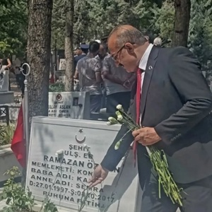 15 Temmuz Demokrasi ve Millî Birlik Günü dolayısıyla  Konya Şehitliği’ne yapılan ziyaretle aziz şehitlerimizin kabirlerine karanfiller bırakılarak Kur’an-ı Kerim tilavetiyle şehitlerimiz rahmetle ve minnetle yâd edildi - fotoğraf 6