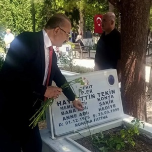 15 Temmuz Demokrasi ve Millî Birlik Günü dolayısıyla  Konya Şehitliği’ne yapılan ziyaretle aziz şehitlerimizin kabirlerine karanfiller bırakılarak Kur’an-ı Kerim tilavetiyle şehitlerimiz rahmetle ve minnetle yâd edildi - fotoğraf 8