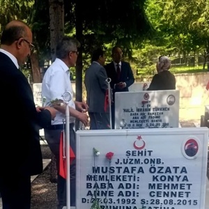 15 Temmuz Demokrasi ve Millî Birlik Günü dolayısıyla  Konya Şehitliği’ne yapılan ziyaretle aziz şehitlerimizin kabirlerine karanfiller bırakılarak Kur’an-ı Kerim tilavetiyle şehitlerimiz rahmetle ve minnetle yâd edildi - fotoğraf 9