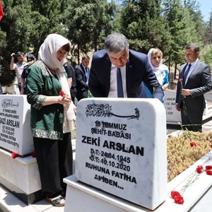 15 Temmuz Önemiyle Valimiz Mustafa Yavuz Şehidimizin Mezarlığını Ziyaret Etti - fotoğraf 3
