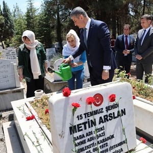 15 Temmuz Önemiyle Valimiz Mustafa Yavuz Şehidimizin Mezarlığını Ziyaret Etti - fotoğraf 4