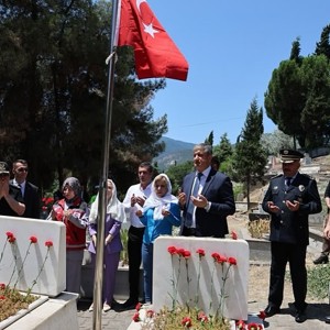 15 Temmuz Önemiyle Valimiz Mustafa Yavuz Şehidimizin Mezarlığını Ziyaret Etti - fotoğraf 5
