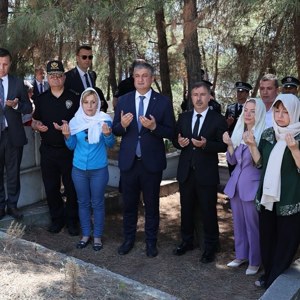 15 Temmuz Önemiyle Valimiz Mustafa Yavuz Şehidimizin Mezarlığını Ziyaret Etti - fotoğraf 6