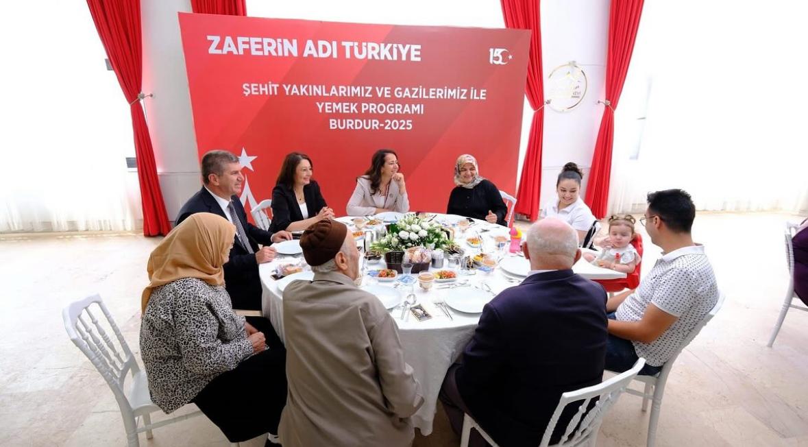 Sayın Valimiz Tülay Baydar Bilgihan Ev Sahipliğinde, 15 Temmuz Demokrasi ve Millî Birlik Günü Dolayısıyla, Şehitlerimizin Kıymetli Aileleri ve Kahraman Gazilerimiz Onuruna Yemek Programı Düzenlendi