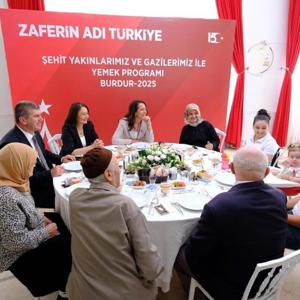 Sayın Valimiz Tülay Baydar Bilgihan Ev Sahipliğinde, 15 Temmuz Demokrasi ve Millî Birlik Günü Dolayısıyla, Şehitlerimizin Kıymetli Aileleri ve Kahraman Gazilerimiz Onuruna Yemek Programı Düzenlendi - fotoğraf 1