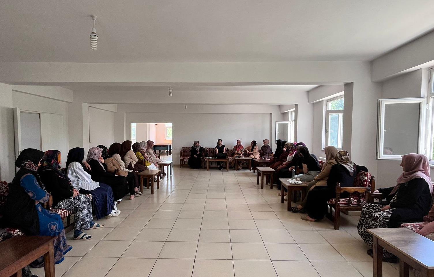 2025 Aile Yılı kapsamında İl Müdürlüğümüze bağlı Genç Sosyal Hizmet Merkezi Müdürlüğü eğitim birimi personeli tarafından Aile Destek Merkezi kursiyerlerine “İletişim Yöntem ve Teknikleri” eğitimi verilmiştir.