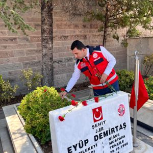 Niğde Şehitliği Ziyaret Edildi - fotoğraf 2