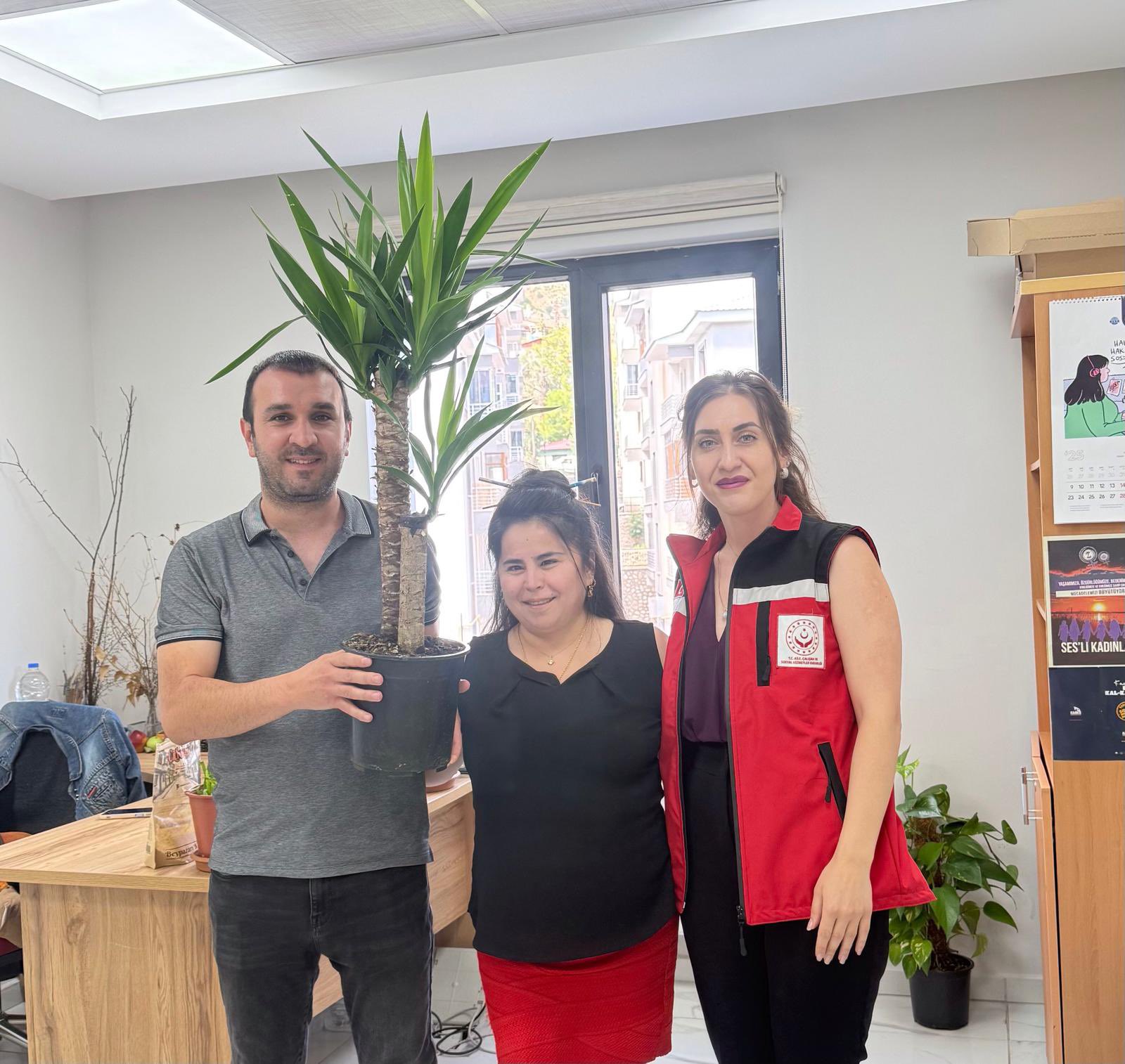 Valimiz Sayın Şefik AYGÖL’ün Vazife Malullerimiz ve  Sivil Terör Mağdurlarımızın kıymetli yakınlarına takdim edilmek üzere ilettiği çiçekler, iş yerleri ve hanelerinde ziyaret edilerek teslim edilmiştir.