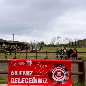2 Nisan Otizm Farkındalık Günü kapsamında, Fatsa ve Ünye Sosyal Hizmet Merkezi Müdürlüğü'nden evde bakım yardımı alan aileler ve otizmli bireyler, Ünye'deki at çiftliğini ziyaret etti. - fotoğraf 2