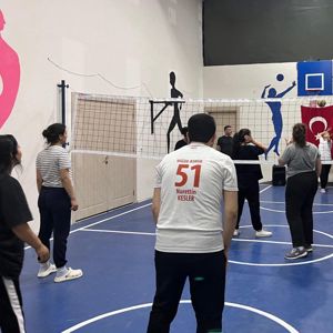İl Müdürümüz Sayın Nurettin Kesler kuruluşlarımızda kalan gençlerimizle birlikte voleybol maçı yaptılar. - fotoğraf 3