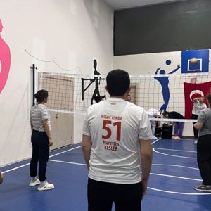 İl Müdürümüz Sayın Nurettin Kesler kuruluşlarımızda kalan gençlerimizle birlikte voleybol maçı yaptılar. - fotoğraf 2