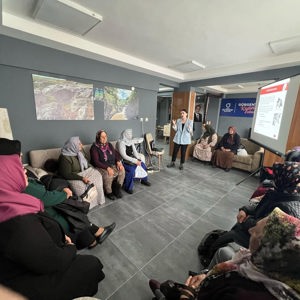 Şiddet Önleme ve İzleme Merkezi Müdürlüğünün işbirliği ile “Anne Üniversitesi” eğitim programı kapsamında Kadına yönelik şiddetle Mücadele eğitimi verildi. - fotoğraf 3