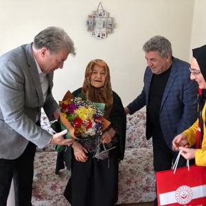Altınordu Kaymakamı Erkan Karahan ve İl Müdürümüz Harun Tan’dan 110 Yaşındaki Hayriye Aybastı’ya Anneler Günü Ziyareti - fotoğraf 1