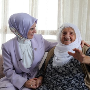 Bakanımız Göktaş’tan Raife Babaanne'ye sürpriz ziyaret - fotoğraf 2