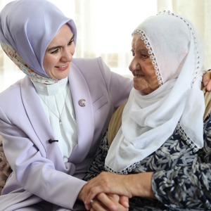 Bakanımız Göktaş’tan Raife Babaanne'ye sürpriz ziyaret - fotoğraf 4