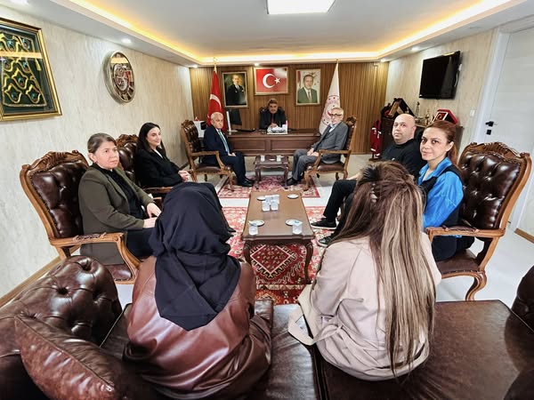 Ordu AK Parti İl Başkan Yardımcısı ve Sosyal Politikalar Başkanı Tayfun Yıldız, Engelli Koordinasyon Merkezi Başkanı Mehmet Aktaş ve beraberindeki heyet, Engelliler Haftası dolayısıyla Aile ve Sosyal Hizmetler İl Müdürü Harun Tan’ı makamında ziyaret etti.