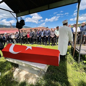 Kıbrıs Gazisi Temel Başbuğ, memleketi Aybastı ilçesi Küçükyaka Mahallesi’nde düzenlenen askeri törenle son yolculuğuna uğurlandı. - fotoğraf 5