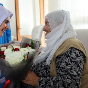 Bakanımız Göktaş’tan Raife Babaanne'ye sürpriz ziyaret - fotoğraf 1