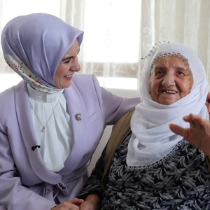 Bakanımız Göktaş’tan Raife Babaanne'ye sürpriz ziyaret - fotoğraf 2